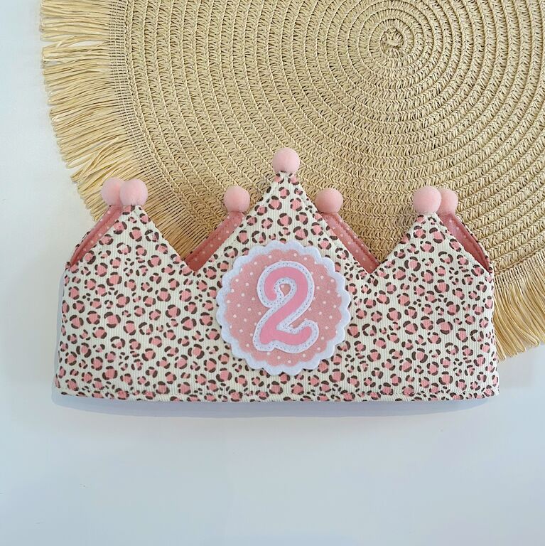 Corona de cumpleaños de tela leopardo rosa con interior topos rosa